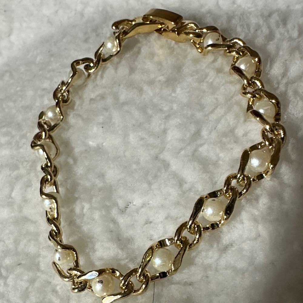Vintage Gold toned chain link Pearl Bracelet - Picture 4 of 15